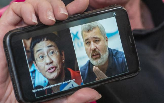 Berit Reiss-Andersen muestra a los ganadores del Nobel de La Paz, los periodistas Maria Ressa y Dmitry Muratov. Berit Reiss-Andersen muestra a los ganadores del Nobel de La Paz, los periodistas Maria Ressa y Dmitry Muratov.