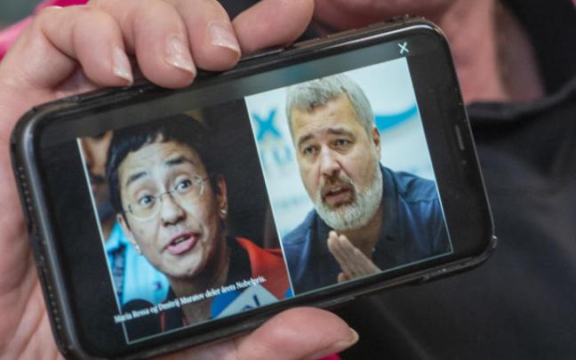 Berit Reiss-Andersen muestra a los ganadores del Nobel de La Paz, los periodistas Maria Ressa y Dmitry Muratov. Berit Reiss-Andersen muestra a los ganadores del Nobel de La Paz, los periodistas Maria Ressa y Dmitry Muratov.