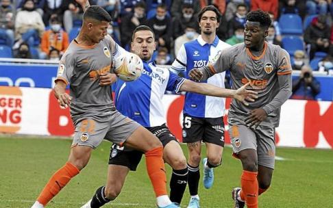La pelea de Escalante, uno de los fichajes del mercado invernal, será muy importante hoy ante los ‘peloteros’ blancos en la sala de máquinas. Foto: Alex Larretxi