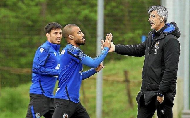 Imanol, saluda a sus dos mediapiuntas, Rafinha y Silva, que podrían volver a jugar juntos.