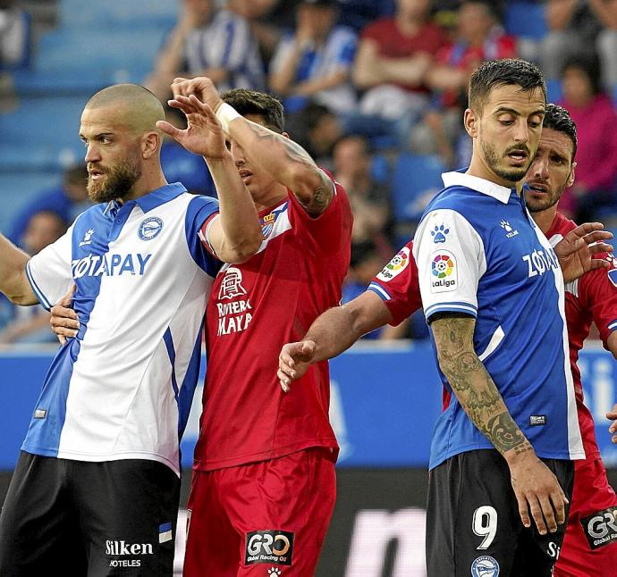 Víctor Laguardia y Joselu Mato podrían disputar hoy su último partido como jugadores del Deportivo Alavés. Foto: Alex Larretxi