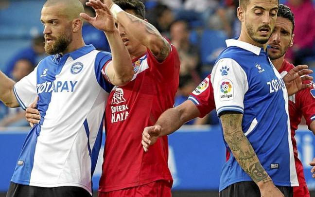Víctor Laguardia y Joselu Mato podrían disputar hoy su último partido como jugadores del Deportivo Alavés. Foto: Alex Larretxi
