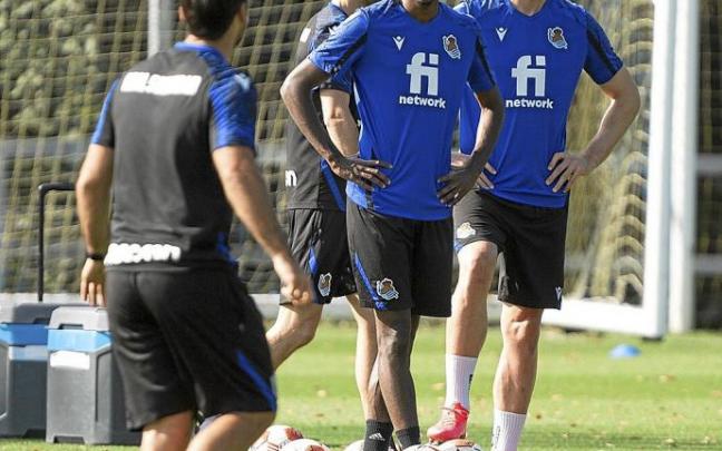 Isak, delante de Sorloth, se dispone a realizar un ejercicio con el balón, en el entrenamiento que tuvo lugar ayer en Zubieta.
