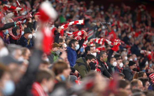 Bufandas al aire en San Mamés, que vivió una noche mágica.
