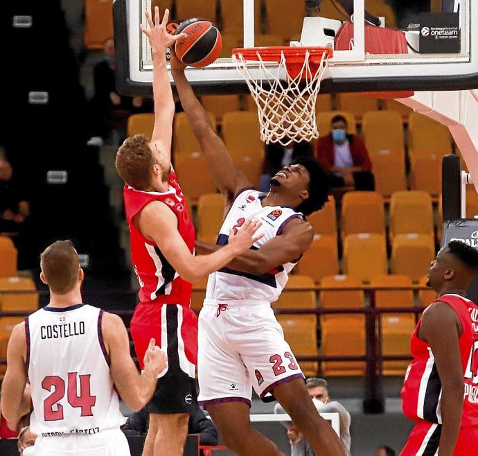 Enoch, que tan solo disputó los siete primeros minutos, recibe una falta de Vezenkov en su intento de anotar una canasta. Foto: Euroliga