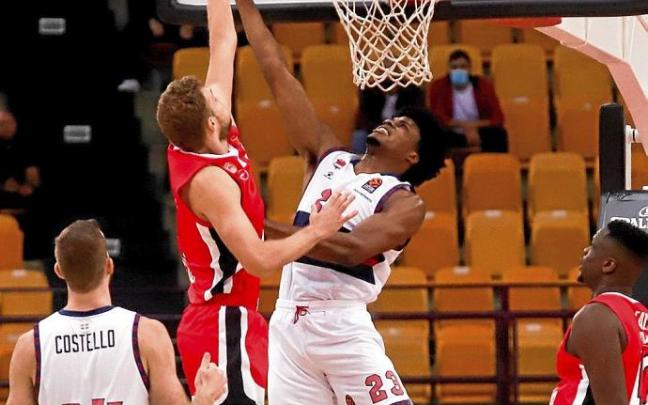 Enoch, que tan solo disputó los siete primeros minutos, recibe una falta de Vezenkov en su intento de anotar una canasta. Foto: Euroliga