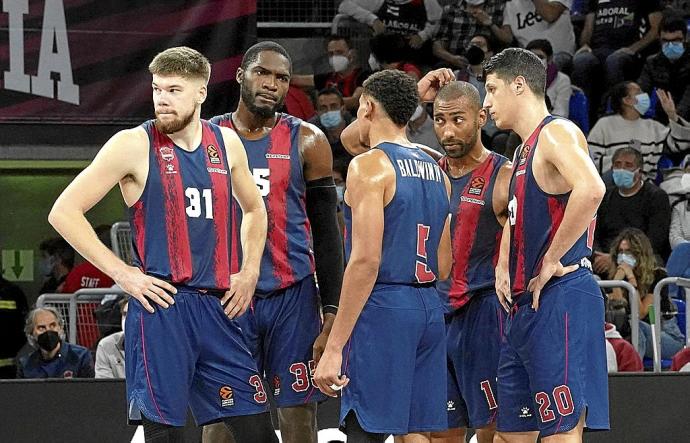 Los jugadores del Baskonia se muestran pensativos en un momento del partido ante el Panathinaikos. Foto: Álex Larretxi