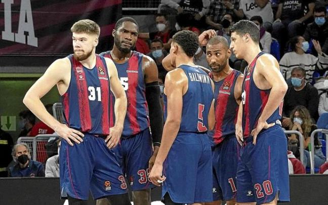Los jugadores del Baskonia se muestran pensativos en un momento del partido ante el Panathinaikos. Foto: Álex Larretxi