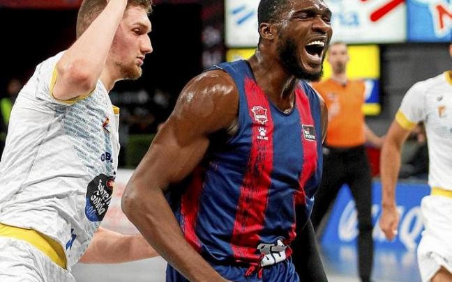 Nnoko, muy superior a Birutis bajo los tableros, fue una de las notas positivas del encuentro de ayer. Foto: Jorge Muñoz Nnoko, muy superior a Birutis bajo los tableros, fue una de las notas positivas del encuentro de ayer. Foto: Jorge Muñoz