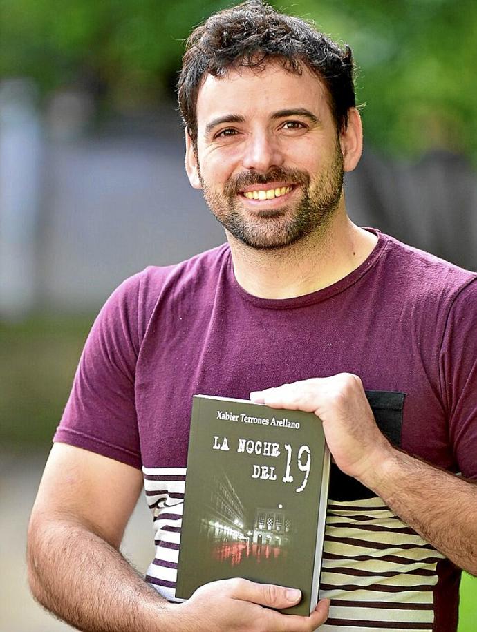 Xabier Terrones muestra su primera novela, recientemente editada.