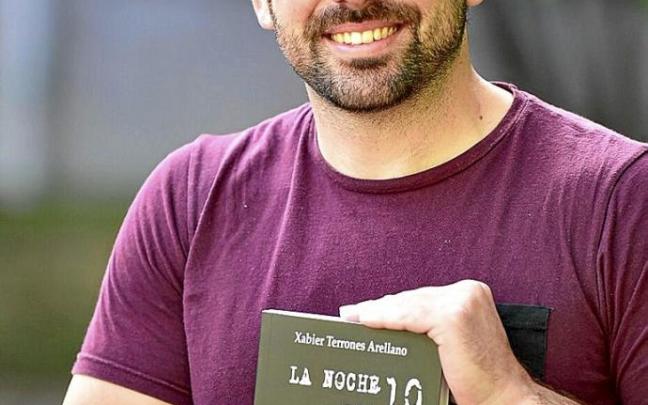 Xabier Terrones muestra su primera novela, recientemente editada. Xabier Terrones muestra su primera novela, recientemente editada.