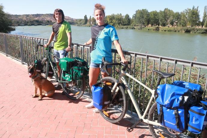 Iñaki Mayayo (al fondo) y Camino Fernández (delante) posan en el paseo del Prado de Tudela junto con su perra Janu