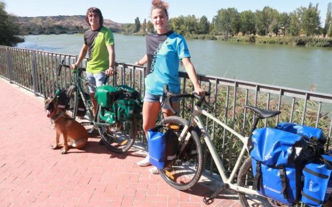Iñaki Mayayo (al fondo) y Camino Fernández (delante) posan en el paseo del Prado de Tudela junto con su perra Janu Iñaki Mayayo (al fondo) y Camino Fernández (delante) posan en el paseo del Prado de Tudela junto con su perra Janu