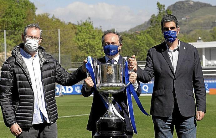 Olano, Aperribay y Goia, con la Copa del Rey. Foto: Real Sociedad