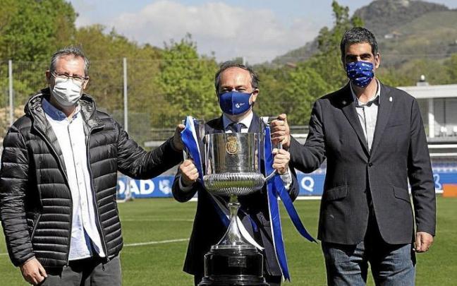Olano, Aperribay y Goia, con la Copa del Rey. Foto: Real Sociedad