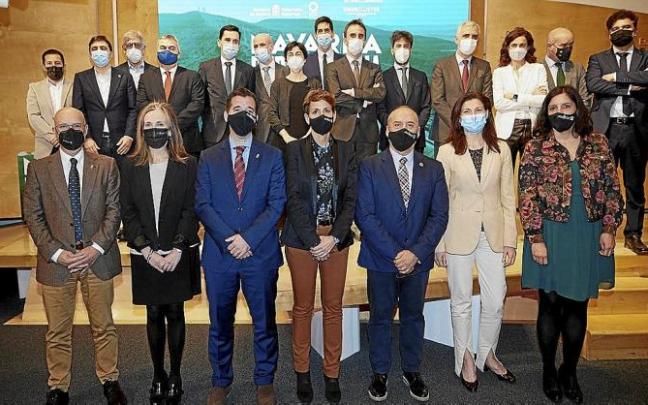 Asistentes a la jornada energética de Navarra en Madrid, con María Chivite y Mikel Irujo en el centro de la imagen.