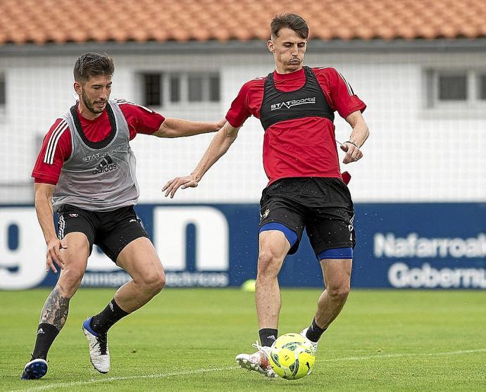 David García y Ante Budimir, en el entrenamiento de ayer en Tajonar, el último de la temporada.