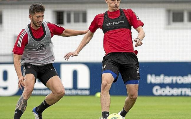 David García y Ante Budimir, en el entrenamiento de ayer en Tajonar, el último de la temporada.