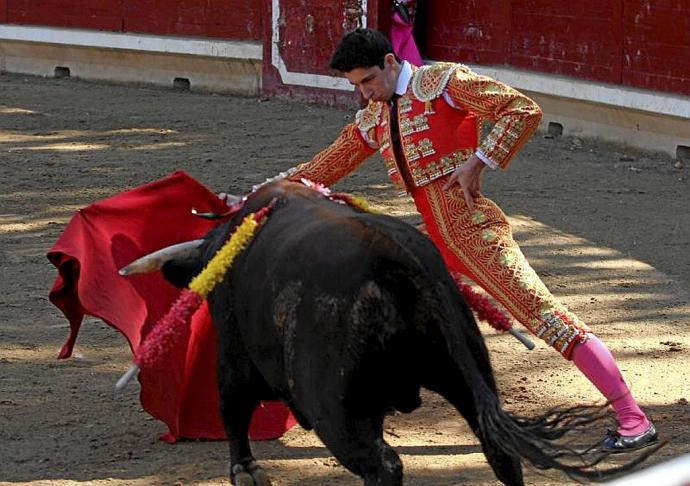 Nabil se dobló de forma estética y efectiva con el buen eral de Azcona.