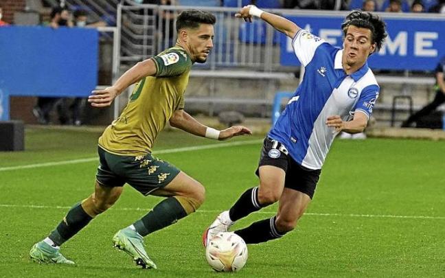 Pellistri, que estuvo desacertado en los últimos metros, presiona a Álex Moreno. Foto: Iñigo Foronda