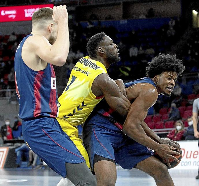 Enoch es hostigado por Olumuyiwa en el poste bajo en presencia de Giedraitis. Foto: Josu Chavarri