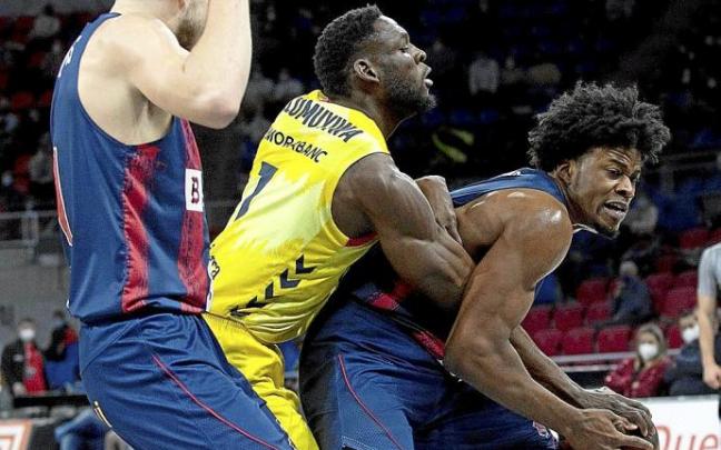 Enoch es hostigado por Olumuyiwa en el poste bajo en presencia de Giedraitis. Foto: Josu Chavarri