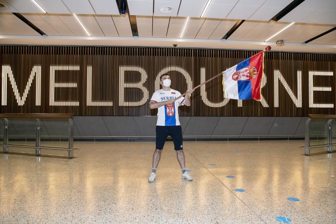 Un fan de Djokovic esperaba este miércoles al serbio en el aeropuerto de Melbourne.