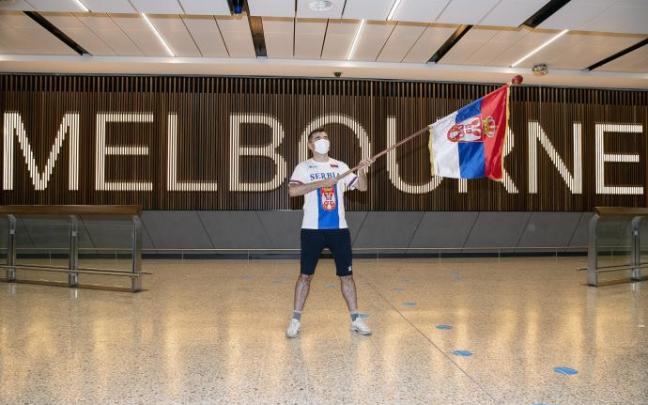 Un fan de Djokovic esperaba este miércoles al serbio en el aeropuerto de Melbourne. Un fan de Djokovic esperaba este miércoles al serbio en el aeropuerto de Melbourne.