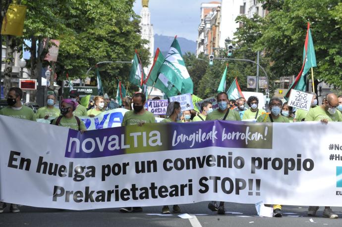 Trabajadores de Novaltia, que llevan dos años en huelga para denunciar la aplicación del convenio estatal, en una manifestación.