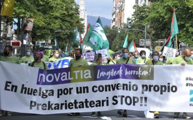 Trabajadores de Novaltia, que llevan dos años en huelga para denunciar la aplicación del convenio estatal, en una manifestación. Trabajadores de Novaltia, que llevan dos años en huelga para denunciar la aplicación del convenio estatal, en una manifestación.