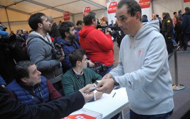 Los nuevos Estatutos del Athletic abordan cuestiones como el papel de los socios y de los compromisarios, los avales a presentar para ser presidente o las cuotas de los carnés Los nuevos Estatutos del Athletic abordan cuestiones como el papel de los socios y de los compromisarios, los avales a presentar para ser presidente o las cuotas de los carnés