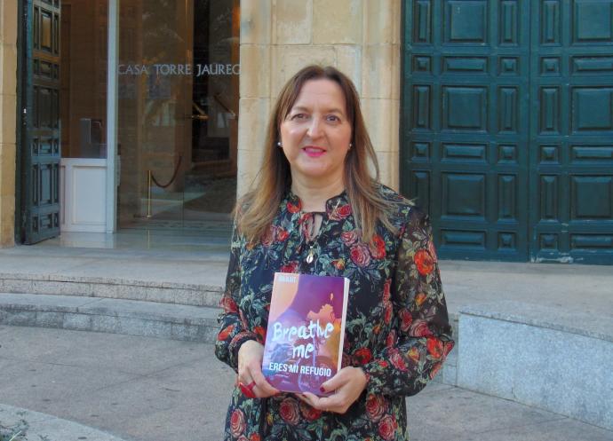 Iria Blake posa con su nueva novela junto a la Casa Torre de Santurtzi.