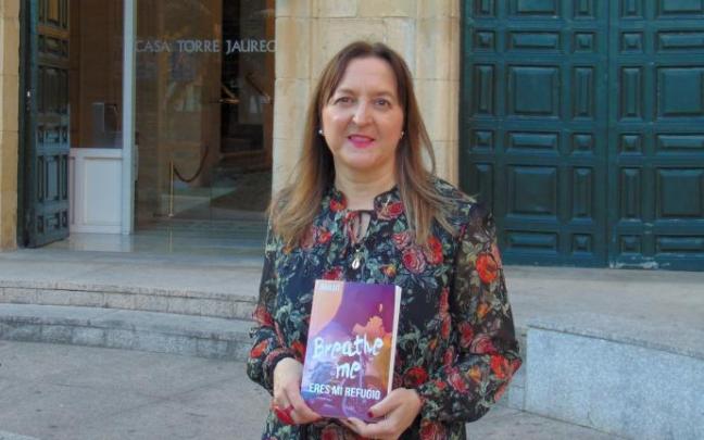 Iria Blake posa con su nueva novela junto a la Casa Torre de Santurtzi.
