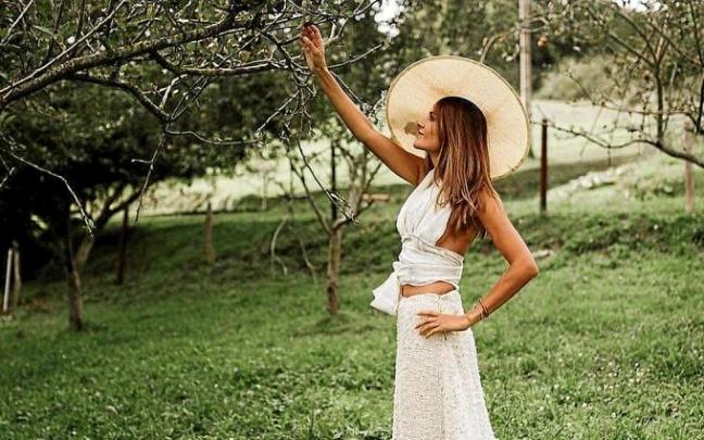 Una novia con vestido y complementos diseñados por Maialen Olano. Foto: Cedida Una novia con vestido y complementos diseñados por Maialen Olano. Foto: Cedida