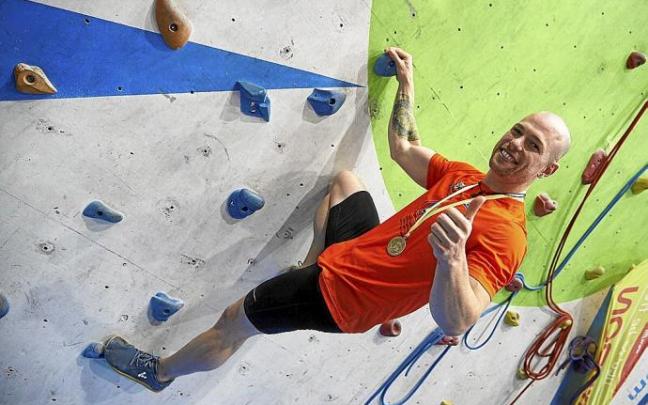 Eric Noya posa con su medalla en el muro de 15 metros.