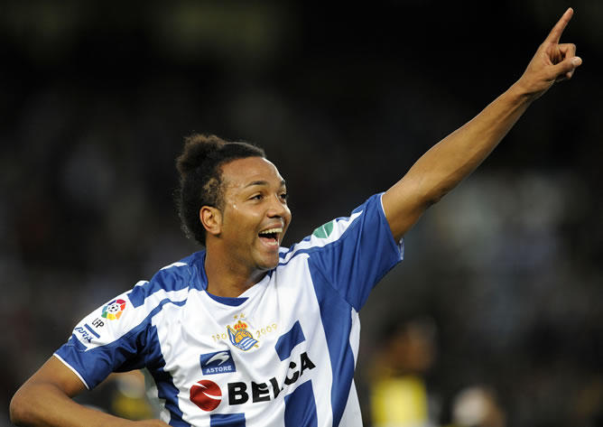 Emilio Nsue celebra un gol con la camiseta de la Real.
