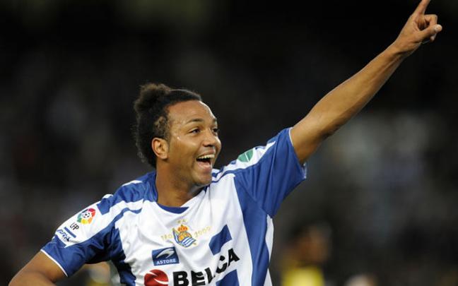 Emilio Nsue celebra un gol con la camiseta de la Real. Emilio Nsue celebra un gol con la camiseta de la Real.