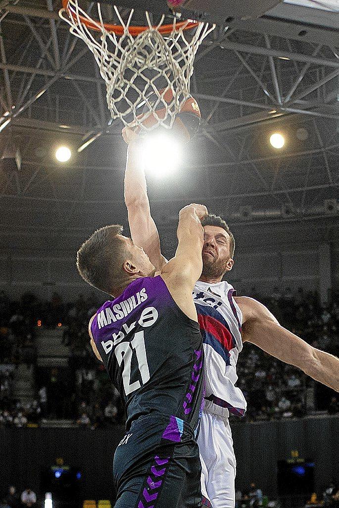 Peters recibe una clara falta de Masiulis en su intento de conseguir un mate. Foto: ACB Photo/A. Arrizabalaga