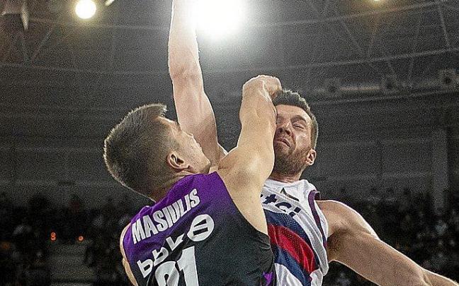 Peters recibe una clara falta de Masiulis en su intento de conseguir un mate. Foto: ACB Photo/A. Arrizabalaga