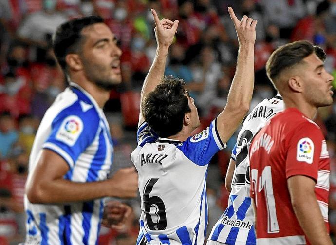 Aritz celebra su primer gol en Granada en presencia de Mikel Merino, dos fijos en los onces de Imanol. Foto: Efe