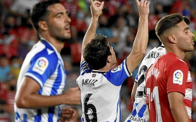 Aritz celebra su primer gol en Granada en presencia de Mikel Merino, dos fijos en los onces de Imanol. Foto: Efe