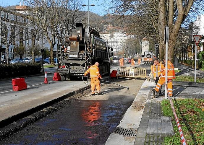 Asfaltado en la avenida de Tolosa. Foto: Cedida