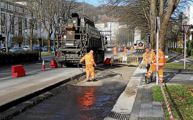 Asfaltado en la avenida de Tolosa. Foto: Cedida