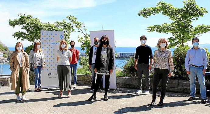 La presidenta de UKUE junto a varios responsables de las asociaciones, en Getaria.