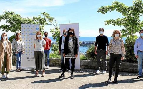 La presidenta de UKUE junto a varios responsables de las asociaciones, en Getaria.