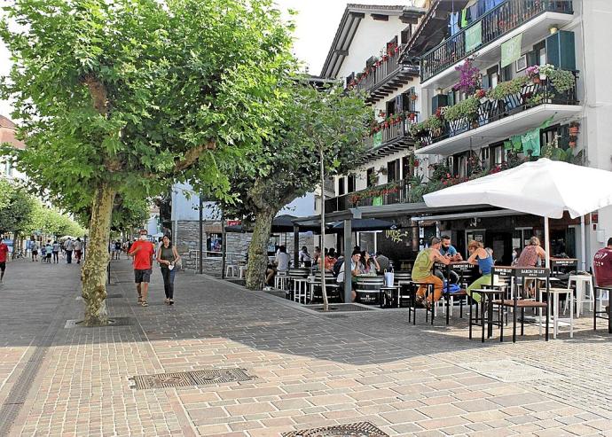 Clientes sentados en la terraza del Gran Sol, en una abarrotada calle San Pedro; una imagen que se ha venido repitiendo en agosto.