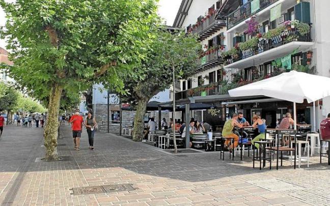 Clientes sentados en la terraza del Gran Sol, en una abarrotada calle San Pedro; una imagen que se ha venido repitiendo en agosto. Clientes sentados en la terraza del Gran Sol, en una abarrotada calle San Pedro; una imagen que se ha venido repitiendo en agosto.