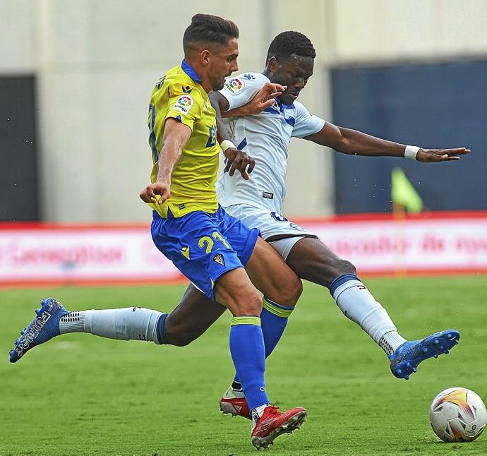 Mamadou Loum trata de arrebatar un balón al exalbiazul Rubén Sobrino en el último partido liguero en Cádiz. Foto: Europa Press