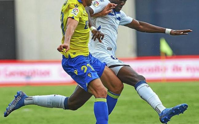 Mamadou Loum trata de arrebatar un balón al exalbiazul Rubén Sobrino en el último partido liguero en Cádiz. Foto: Europa Press
