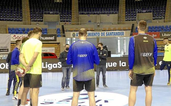 Jacobo Cuétara se dirige ayer a sus jugadores en Santander. Foto: CD Bidasoa